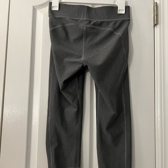 Under ARMOUR Womens Gray Capris Leggings Size Medium - Picture 2 of 3